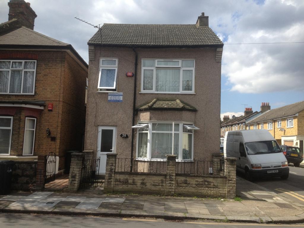 4 bedroom detached house for sale in Kings Road, Edmonton London N9, N18