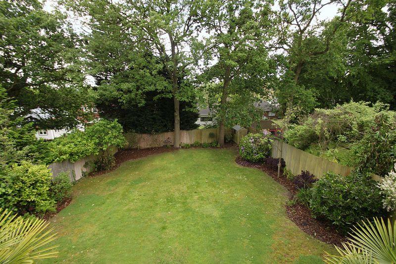 5 bedroom detached house for sale in Stradbroke Drive, Chigwell, IG7