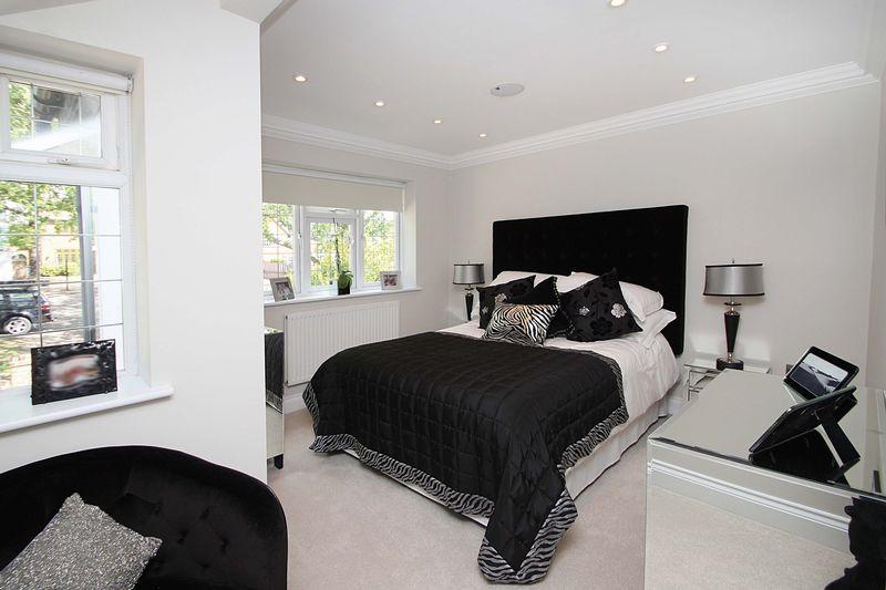 5 bedroom detached house for sale in Stradbroke Drive, Chigwell, IG7