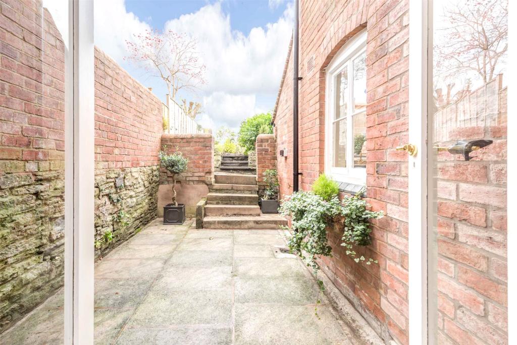 3 bedroom terraced house for sale in Lower Broad Street, Ludlow