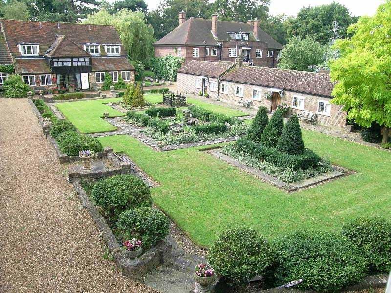 2 bedroom house for sale in Tudor Court, Hanworth Park, TW13