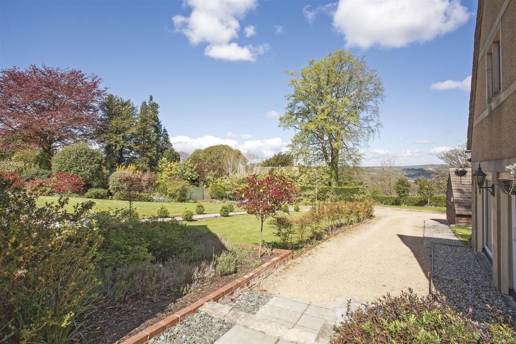 6 bedroom detached house for sale in Minchinhampton, GL5