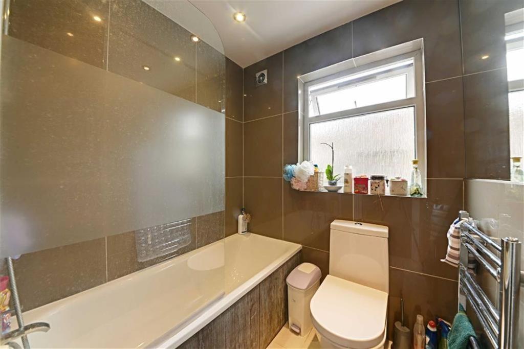 3 bedroom flat for sale in Garrick Road, London, London, NW9