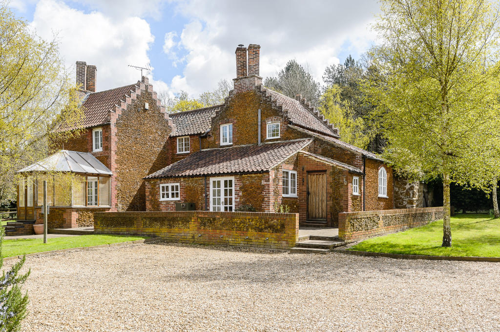 4 bedroom detached house for sale in Lynn Road, Dersingham, Norfolk, PE31