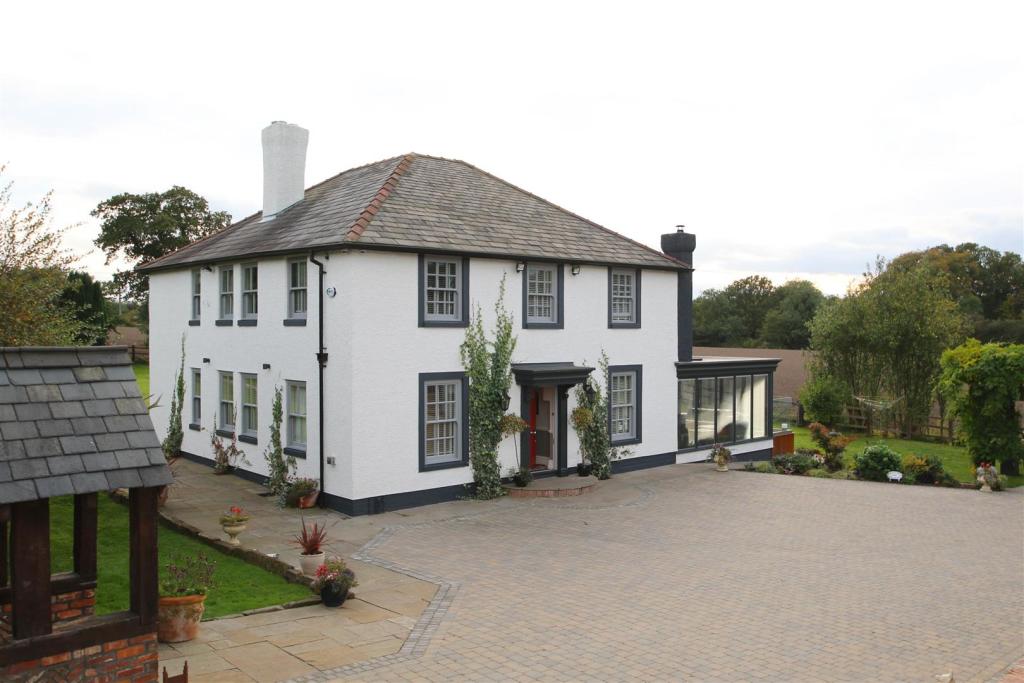 4 bedroom detached house for sale in Lumb Brook Road, Appleton