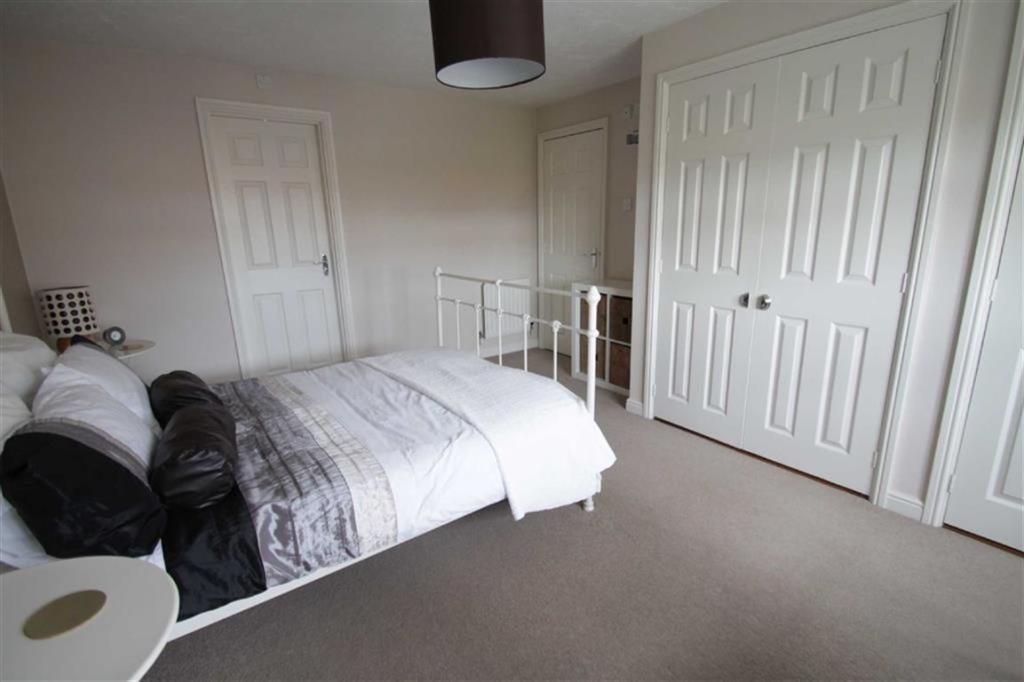 4 bedroom detached house to rent in Dickens Heath Road, Dickens Heath