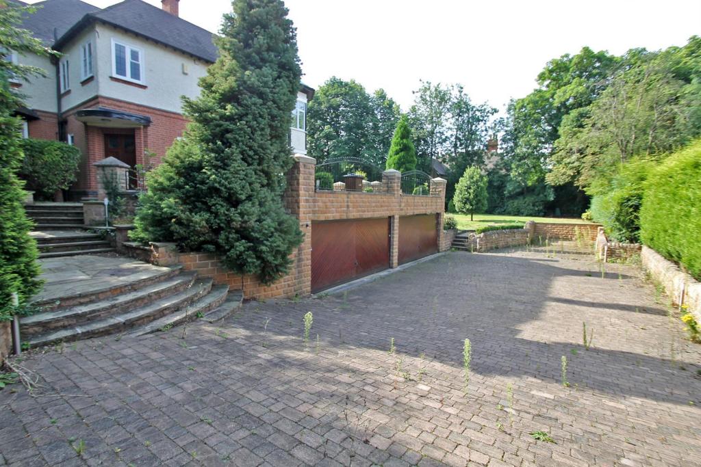 5 bedroom detached house for sale in Victoria Crescent, Sherwood