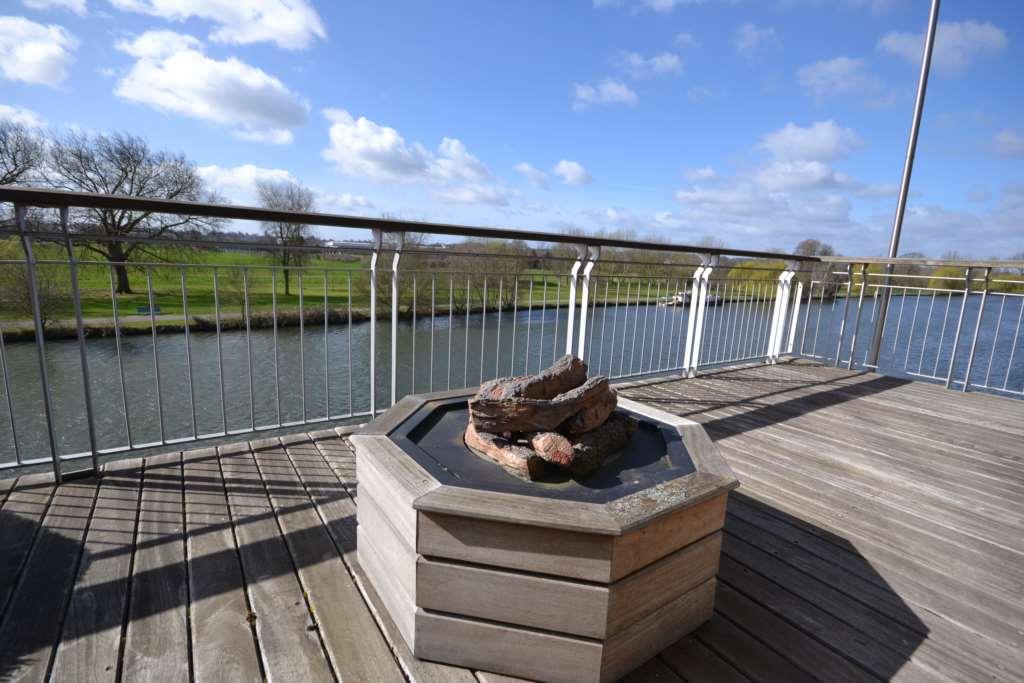 3 bedroom detached house for sale in Ballihoo, The Warren, Caversham, RG4