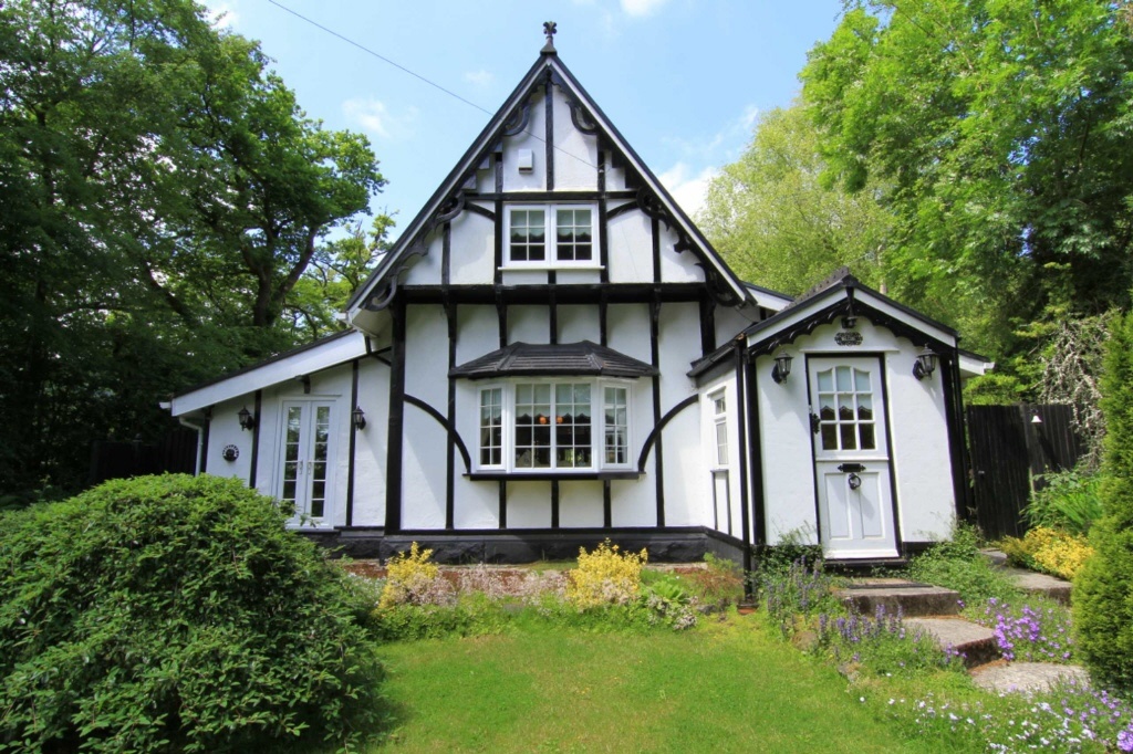 3 bedroom detached house for sale in Longford Road, Neath Abbey, Neath