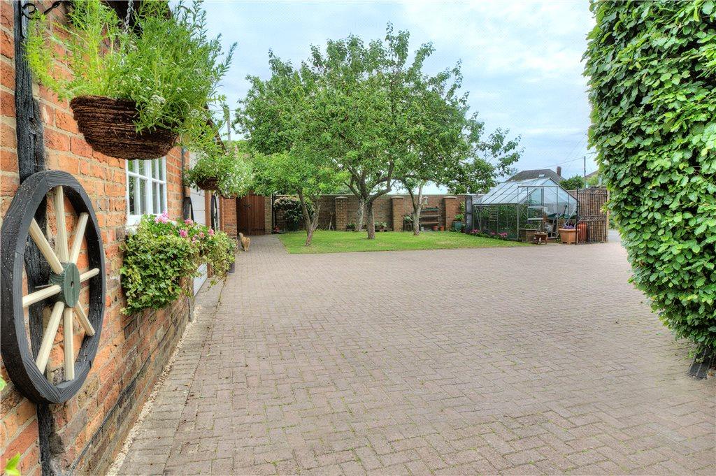 4 bedroom detached house for sale in Aylesbury Road, Bierton