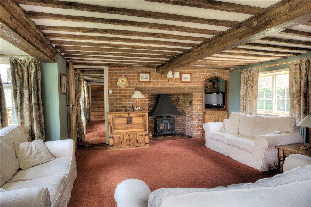 4 bedroom detached house for sale in Aylesbury Road, Bierton