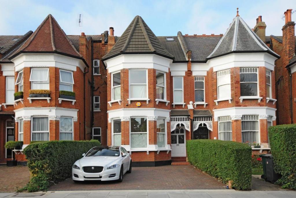 5 bedroom semidetached house for sale in Woodside Park Road, North Finchley, N12