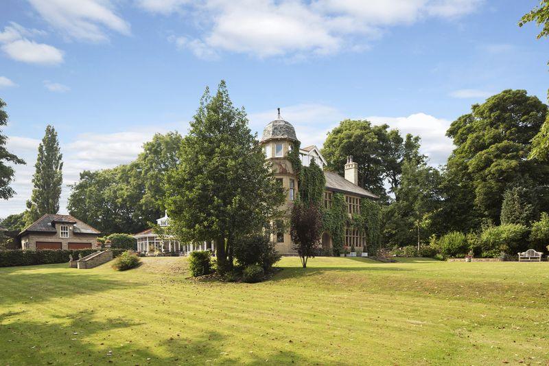 7 bedroom manor house for sale in Wakefield Road, Lightcliffe, Halifax, HX3