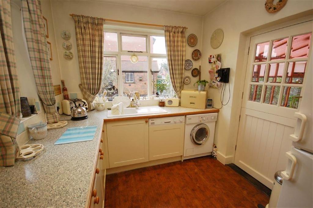 3 bedroom detached house for sale in Davies Road, West Bridgford, NG2