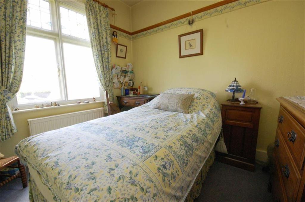 3 bedroom detached house for sale in Davies Road, West Bridgford, NG2