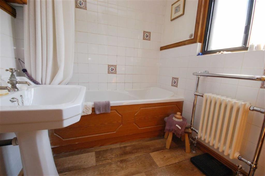 3 bedroom detached house for sale in Davies Road, West Bridgford, NG2