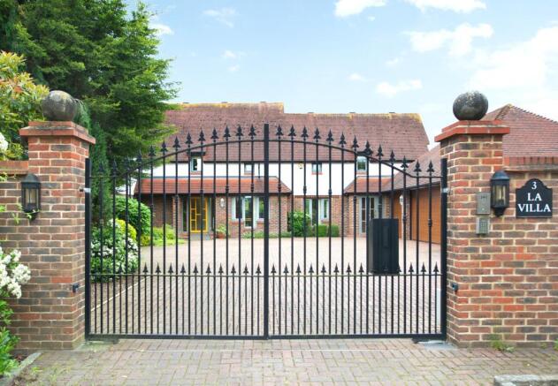 6 Bedroom Detached House For Sale In Pinkard Court Woughton On