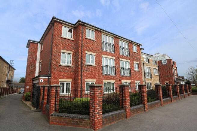 1 Bedroom Flat For Sale In Sandringham Court London Road Hadleigh