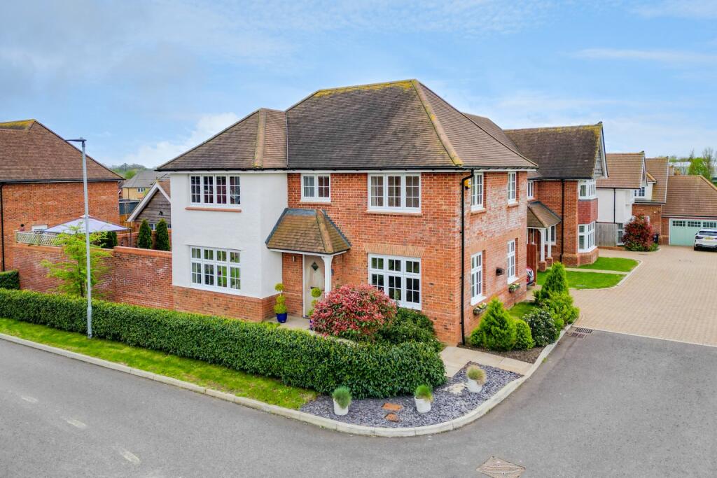 4 bedroom detached house for sale in Baker Drive, Buntingford, SG9