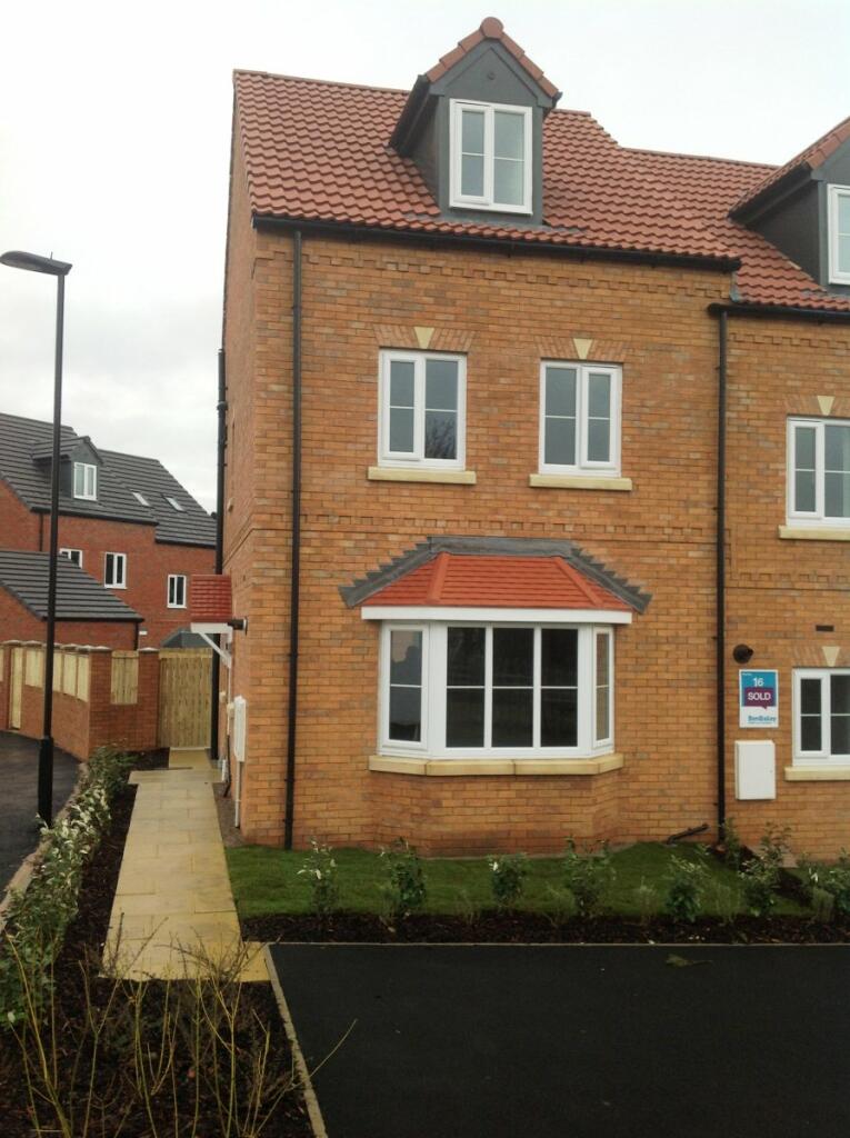 4 bedroom terraced house for rent in Kingfisher Drive,, S64