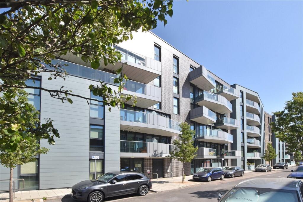 Main image of property: 14 Hawthorne Crescent, Greenwich, London, SE10