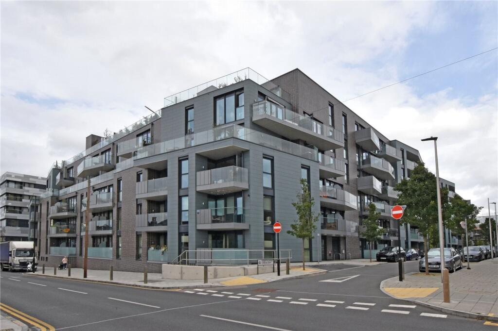 Main image of property: 14 Hawthorne Crescent, Greenwich, London, SE10