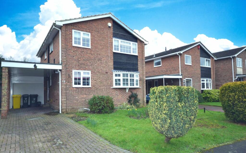 4 bedroom detached house for rent in Woodview Road, CM6