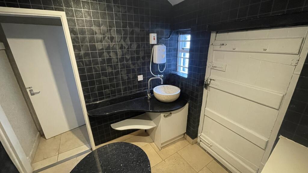 Additional property image - 70 Smith Street, Warwick, Warwickshire, CV34 4HU