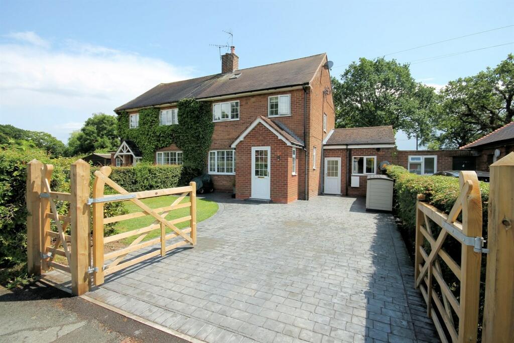 3 bedroom semidetached house for sale in Oaklands Road, Ollerton, WA16