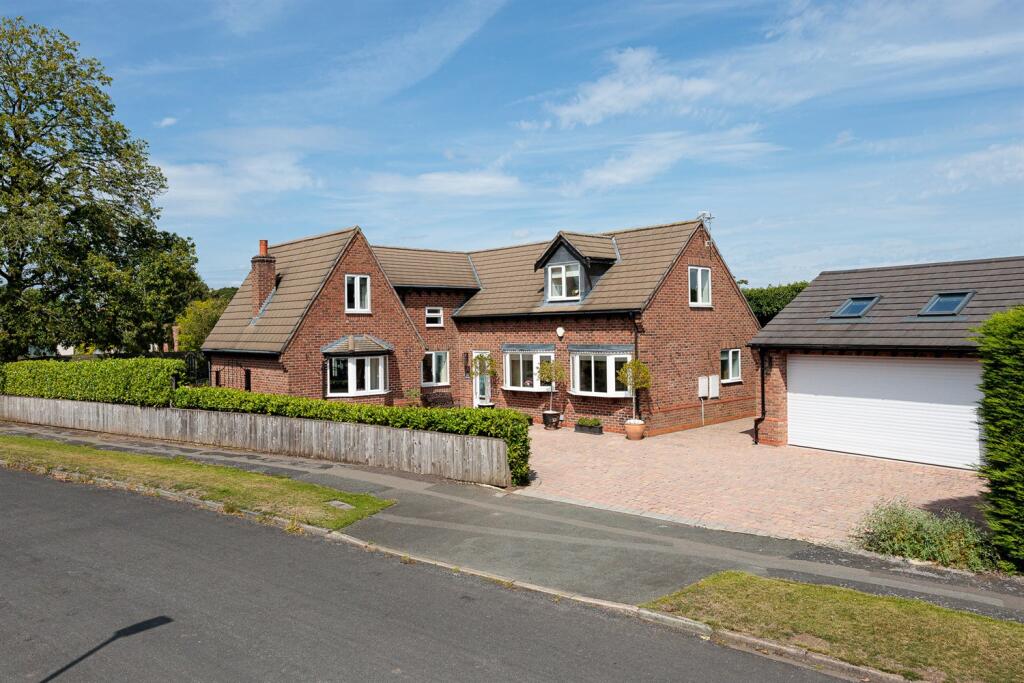 Main image of property: Pheasant Walk, High Legh