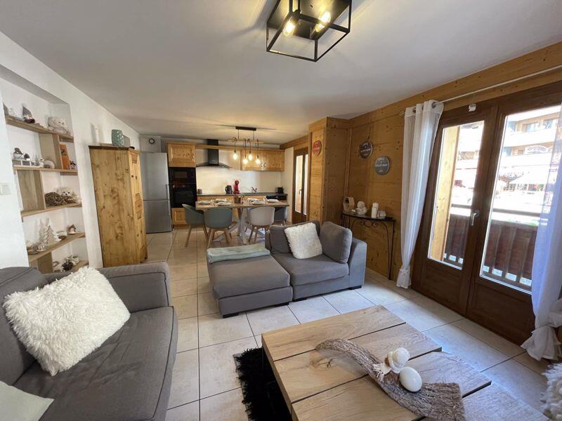 Main image of property: Stylish 2 Bed Dual Aspect Central Apartment, Chatel