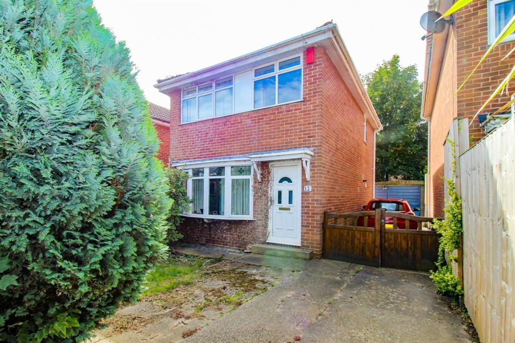 3 bedroom detached house for sale in The Sycamores, Horbury, Wakefield, WF4