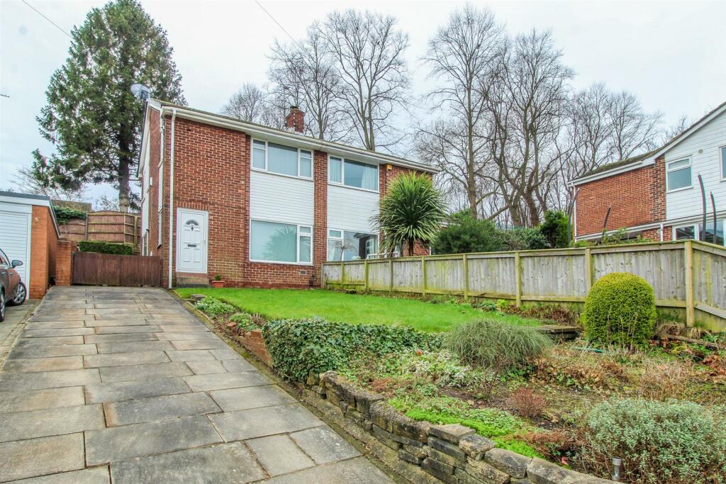 3 bedroom semidetached house for sale in Hall Cliffe Crescent, Horbury