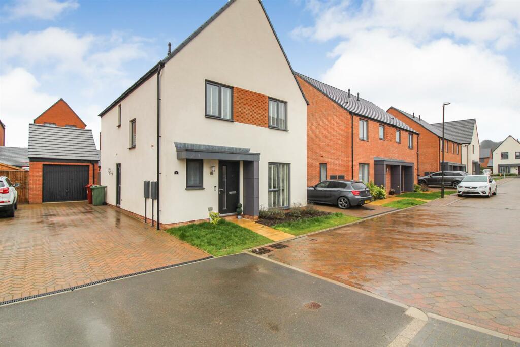 4 bedroom detached house for sale in Rowan Grove, Wingerworth