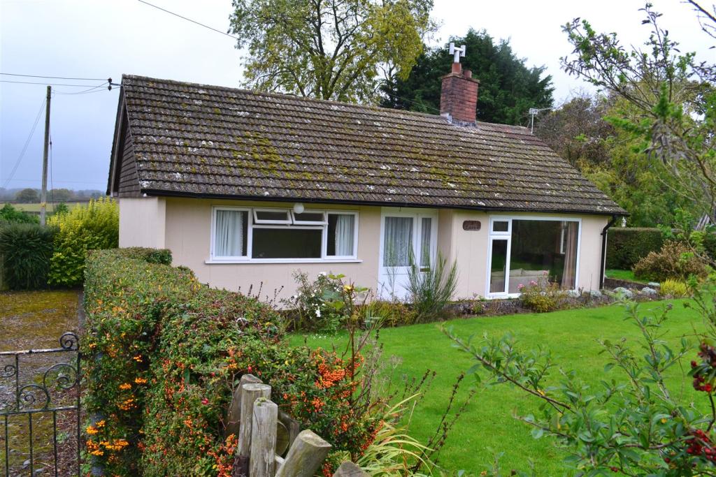 2 bedroom detached bungalow for sale in Fair Mile, Stoke Prior