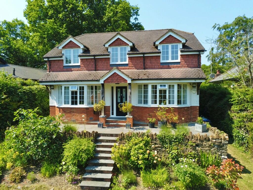 4 bedroom detached house for sale in Jubilee Lane, Wrecclesham, Farnham