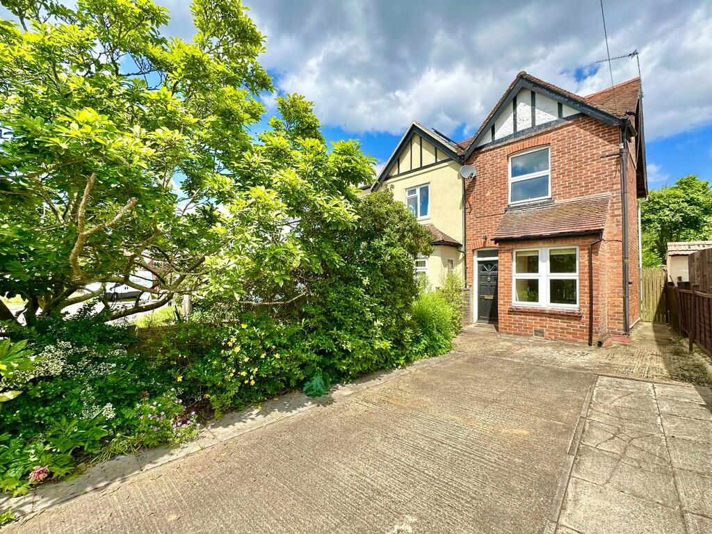 2 bedroom semidetached house for sale in The Hatches, Frimley Green, GU16