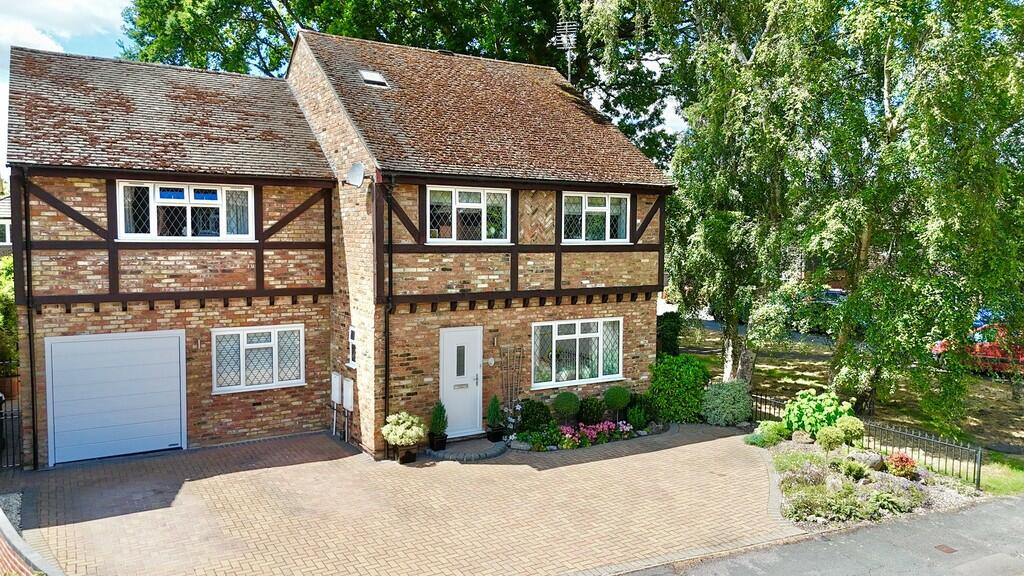 4 bedroom detached house for sale in Henley Drive, Frimley Green, GU16