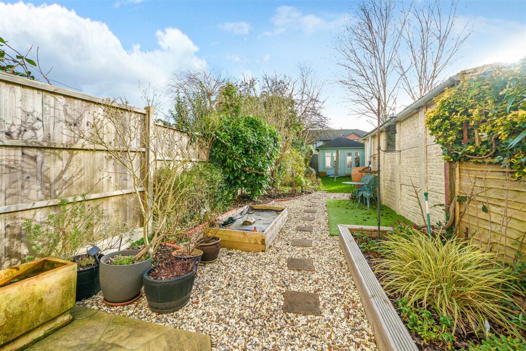 3 bedroom semidetached house for sale in Buckhurst Road, Frimley Green