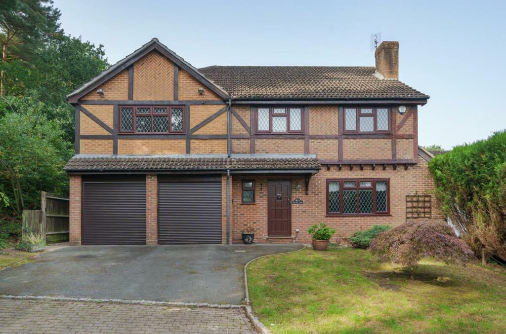 5 bedroom detached house for rent in Victoria Court, Bagshot, GU19