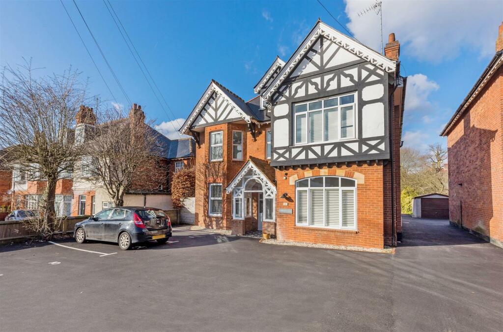 2 bedroom apartment for rent in London Court, London Road, Camberley, GU15