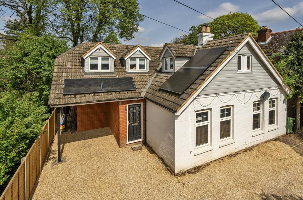4 bedroom detached house for sale in Woodside. Parkstone Drive