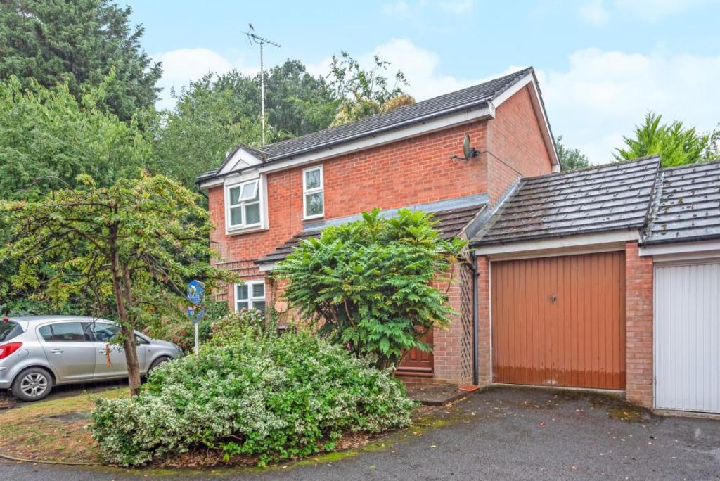 2 bedroom detached house for sale in Sandringham Way, Frimley