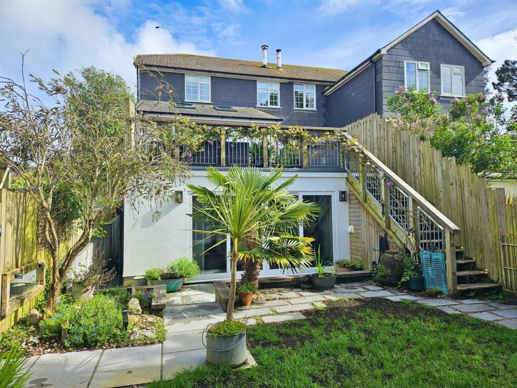 4 bedroom end of terrace house for sale in Tregony, Truro, Cornwall. TR2