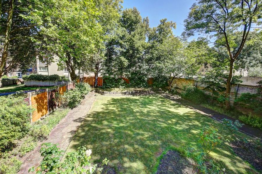 3 bedroom flat for rent in Cedars Road, London, SW4