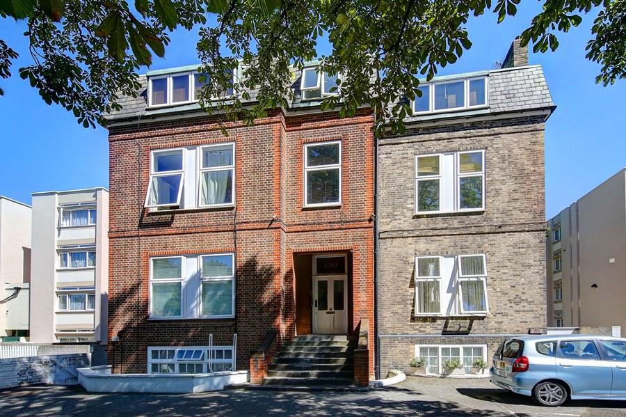 3 bedroom flat for rent in Cedars Road, London, SW4