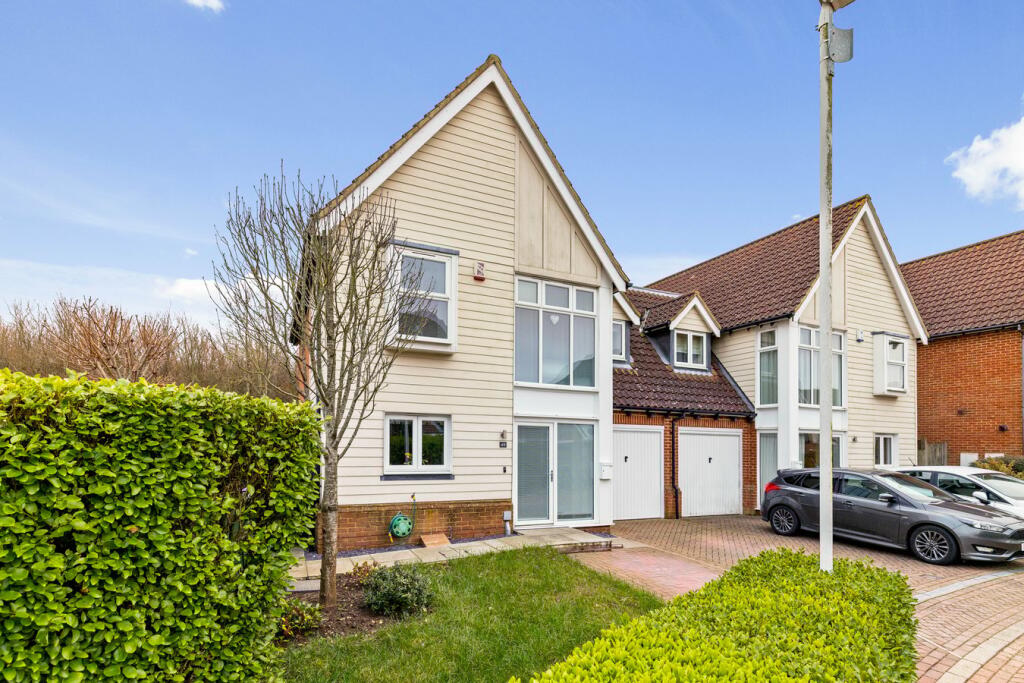 3 bedroom semidetached house for sale in Paxton Avenue, Hawkinge