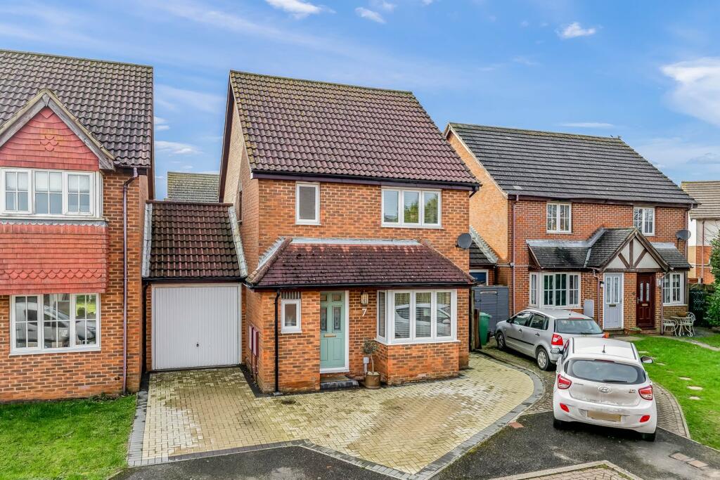 3 bedroom detached house for sale in Downs Close, Hawkinge, Folkestone