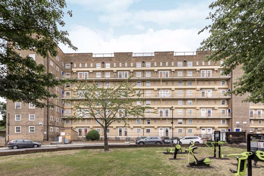 3 bedroom flat for sale in Worsopp Drive, Clapham, SW4