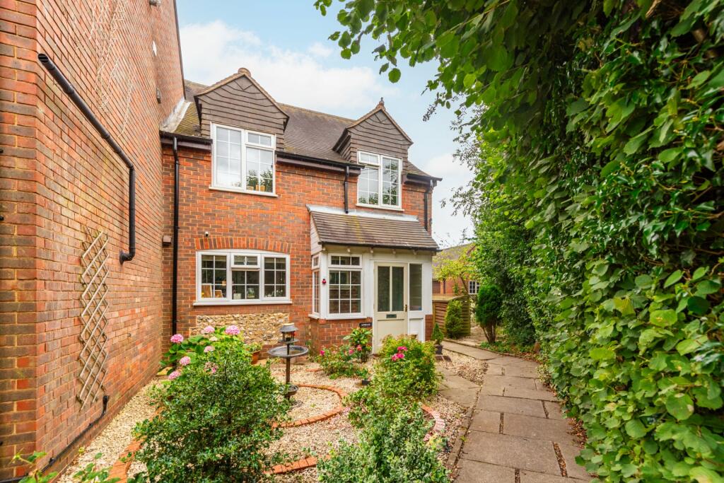 3 bedroom end of terrace house for sale in Main Road, Lacey Green